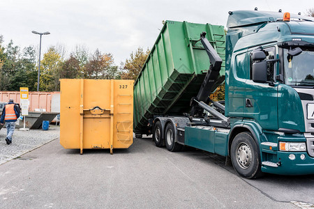 在回收中心运输的装载废物的卡车集装图片
