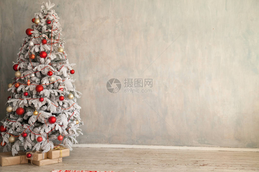 冬天的白色房间里有礼物的圣诞雪圣诞树1图片