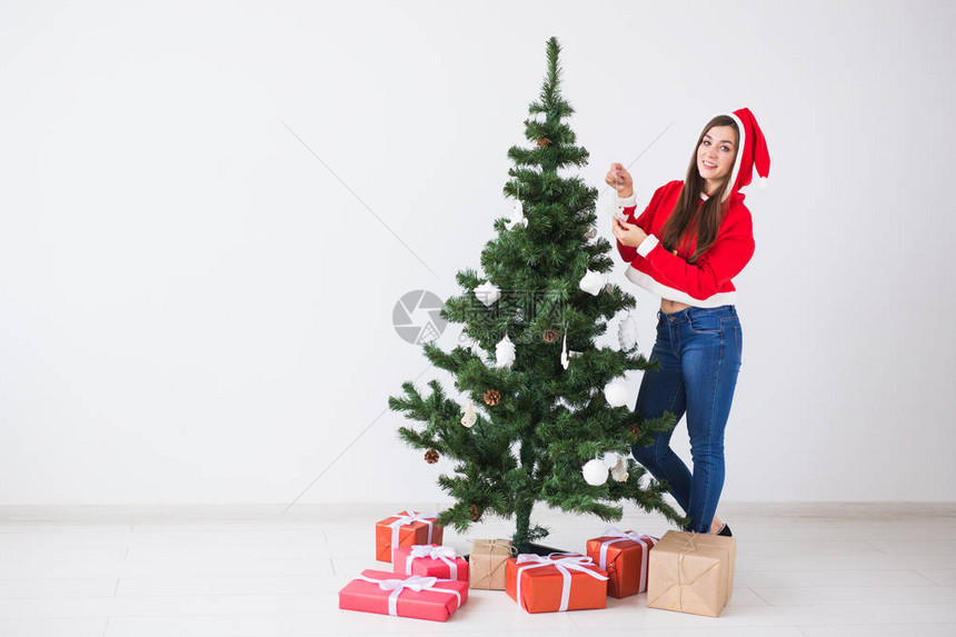 冬季假期和人们的概念爱在圣诞树上挂装饰品图片