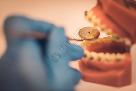 详细关闭假牙或齿蓝橡胶手套牙医的牙科仪器细节密闭设备图片