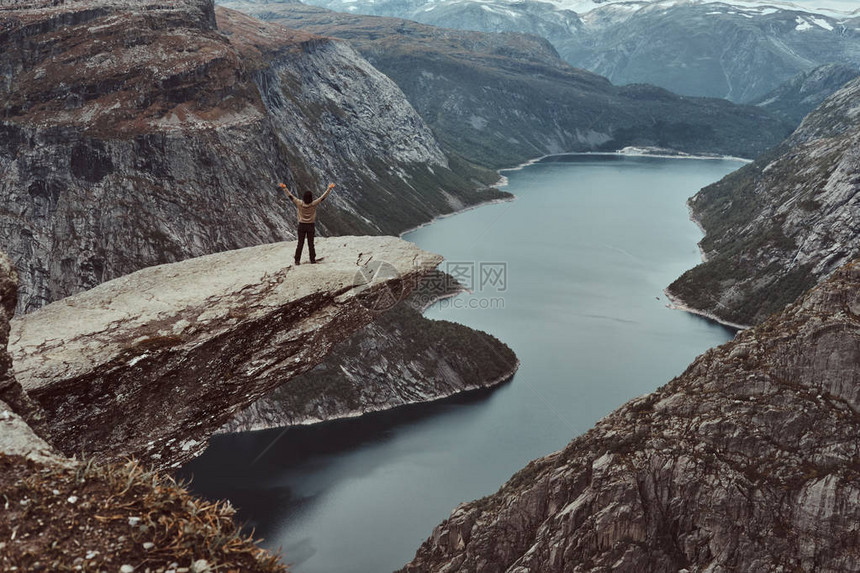 站在Trolltunga的旅游妇女图片