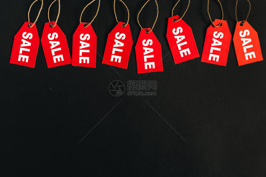 黑色星期五销售折扣组合黑色背景上带有单词销售的红色标签英雄头图片