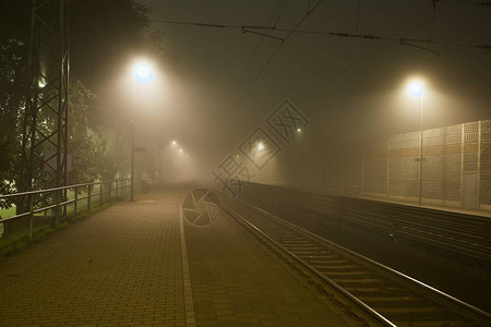 晚上雾中的火车站图片
