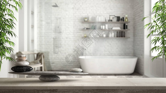 带石平衡的木制复古桌或架子带浴缸和淋浴的模糊复古浴室风水禅宗概念背景图片
