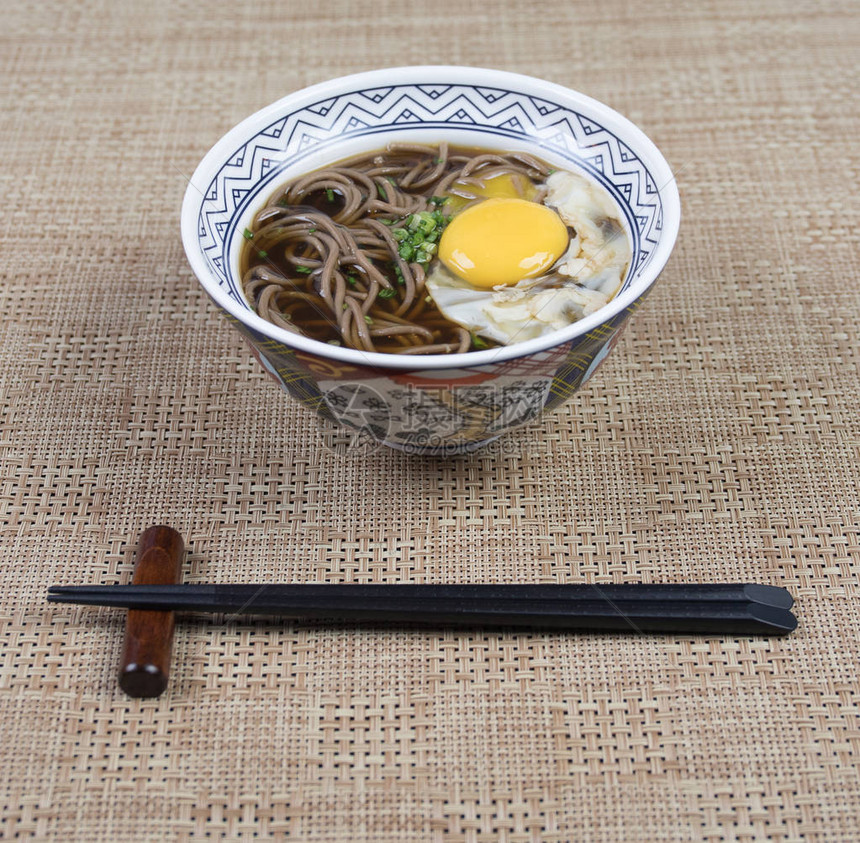 里面有日本菜的盘子木桌上有日本传统食图片