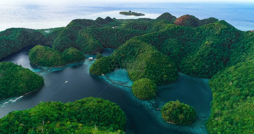苏格巴环礁湖的空中景象图片