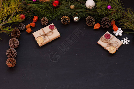 圣诞节背景新年冬天树礼物坚果手图片