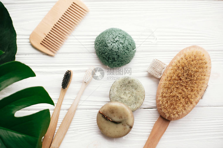天然固体洗发水棒竹牙刷木刷除臭剂奶油和白木材上的Kon图片