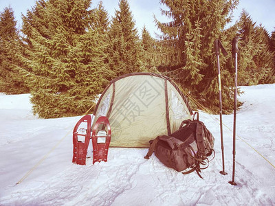 在白雪皑的景观中建造的徒步帐篷冬季滑雪徒步穿越白图片