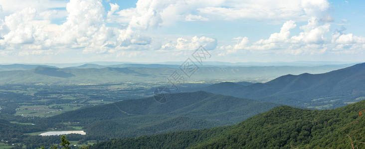 弗吉尼亚丘陵乡村的全景图片