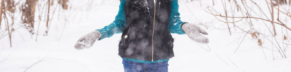 年轻女子扔雪的肖像图片