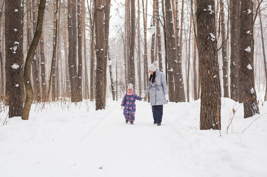 快乐的家庭母亲和女儿玩得开心在冬季玩图片