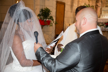 混血婚礼白人男女跨种族夫妇在仪式教堂交图片