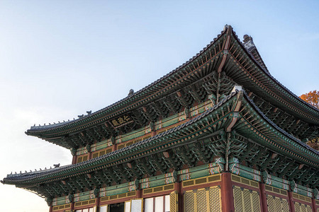 在韩国首尔昌德宫秋季拍摄的仁政殿特写图片