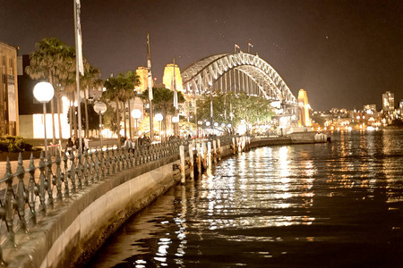 悉尼港桥在晚上从澳大图片
