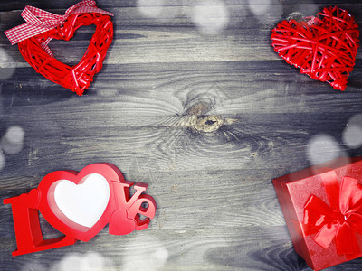 爱情人节的一天红心礼物在木图片