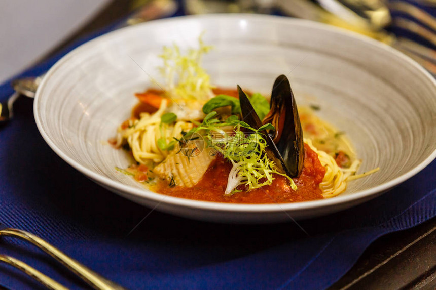 地中海餐厅的美食美味的海鲜菜配图片
