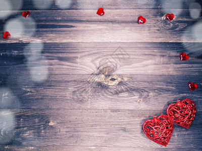 爱情人节的一天红心礼物在木背景图片