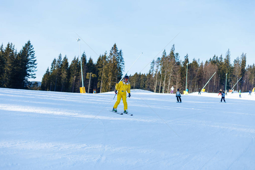 在雪山上骑滑雪穿着黄图片