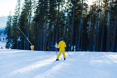 在雪山上骑滑雪穿着黄图片