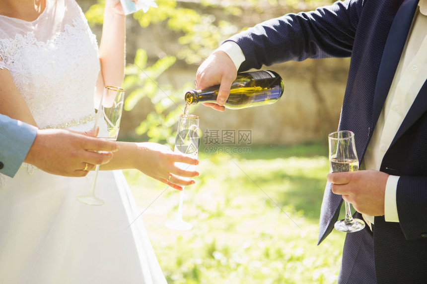 人们手里握着杯子拿着白葡萄酒婚礼派对朋友图片