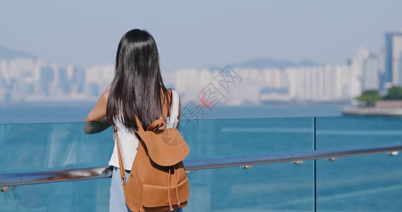 在香港看海景的女人图片