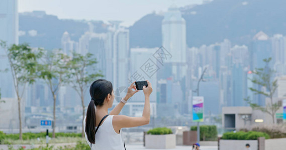香港女人用手机拍照图片