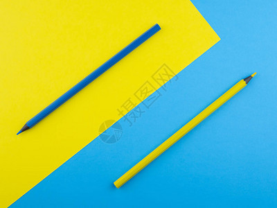 黄色和蓝色背景的木制铅笔图片