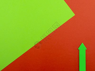 红色和绿色背景带有绿色箭头和图片