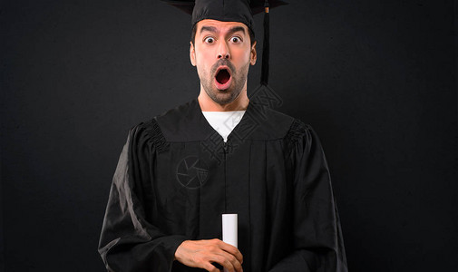 在他毕业那天大学的男人带着惊讶和震惊的面部表情图片