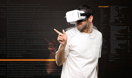 使用VR眼镜的人喜欢在虚拟现图片