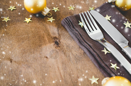 写圣诞菜单的背景冬季桌设置圣诞树餐具和折叠枝图片