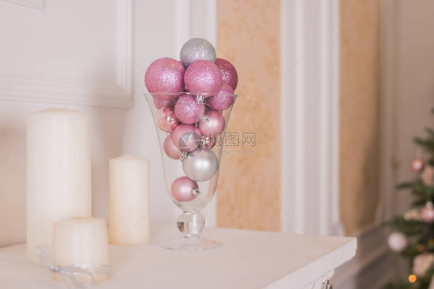 粉红色的圣诞装饰球和蜡烛选择焦点家居装饰图片