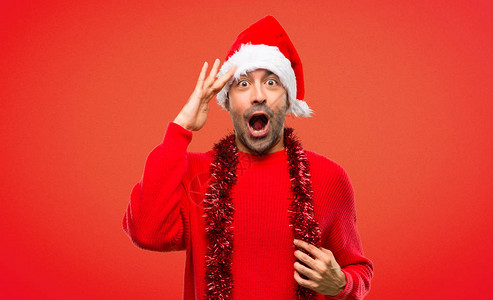庆祝圣诞假期的红衣男子刚意识到一些事情图片