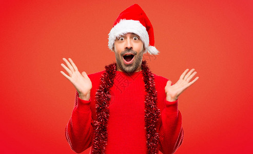 红衣男子在庆祝圣诞节日时背景图片