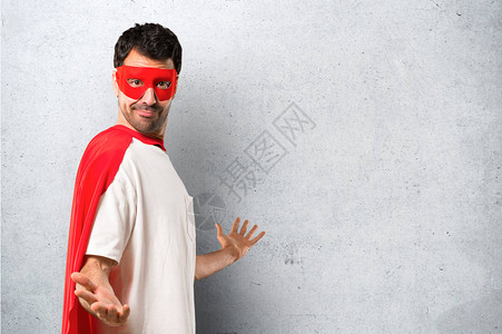 戴面罩和红色斗篷的超级英雄男子自豪并满足于爱自己的概念图片