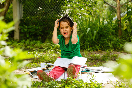 小女孩在绿春公园的草地图片