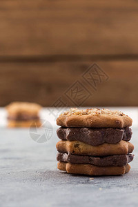 有一层巧克力填充层的饼干在木制背景背景图片