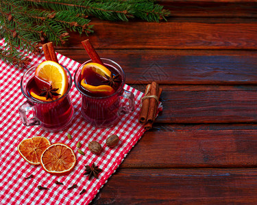 圣诞热甜酒配橙子肉桂豆蔻和茴香木背景热辣的饮料时令热图片