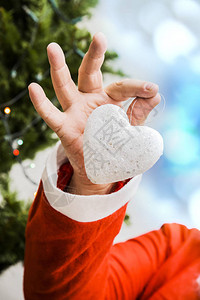 圣誕老人手握着一个玩具心图片
