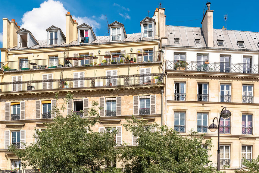 巴黎优雅的旧公寓楼门面图片