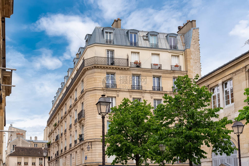 巴黎中部美丽的建筑典型的法国图片