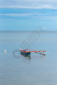 在法属波利尼西亚的环礁湖上传统船在图片