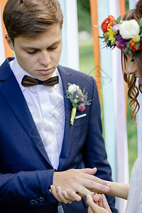 新娘把结婚戒指戴在图片