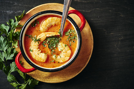 传统泰国汤红锅里有虾和椰子奶图片