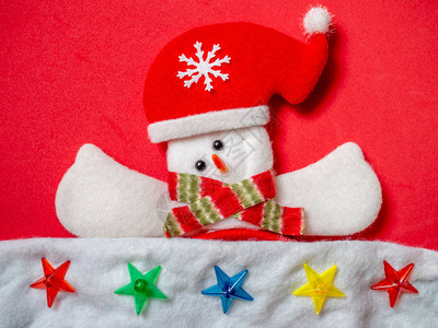 可爱的快乐雪人戴着圣诞老人帽子图片