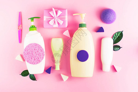 化妆品包装塑料瓶洗发水奶油淋浴乳胶绿叶海绵盒礼品弓自然有机产品皮肤和理发购物粉红色平背景图片