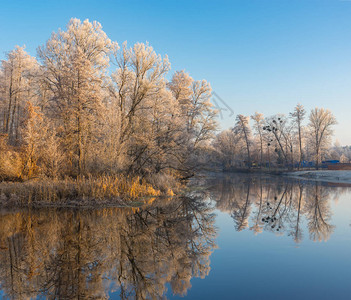 乌克兰苏姆斯卡亚州秋季末伏尔斯克拉河图片