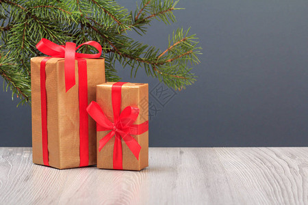 圣诞装饰礼物盒和灰色背景的fir树枝图片