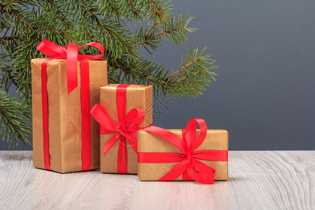 圣诞装饰礼物盒和灰色的fir树枝图片